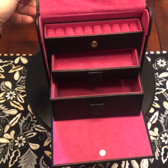 Black Leather Jewelry case. - Picture 1 of 7